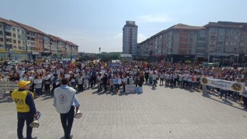 Protest de amploare al profesorilor în centrul Sucevei: „Elevii ne întreabă de ce venim cu haine vechi la școală”