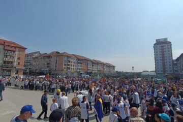 Protest de amploare al profesorilor în centrul Sucevei: „Elevii ne întreabă de ce venim cu haine vechi la școală”