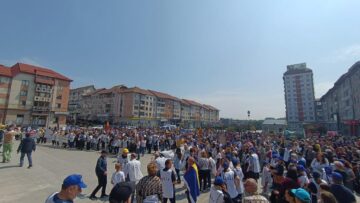 Protest de amploare al profesorilor în centrul Sucevei: „Elevii ne întreabă de ce venim cu haine vechi la școală”