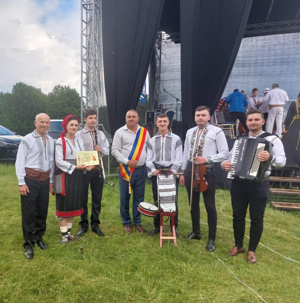 „Taraful Vicovenilor” a câștigat Trofeul Festivalului Național „Geagu Cătăroiu” de la Tismana, ediția a VI-a (8).jpg