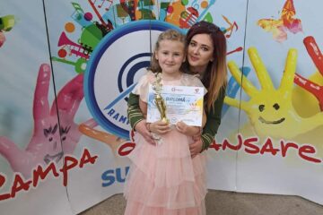 Antonia Cristina Crimuț Doroftei și coordonatoarea sa, Ioana-Diana Costeliuc