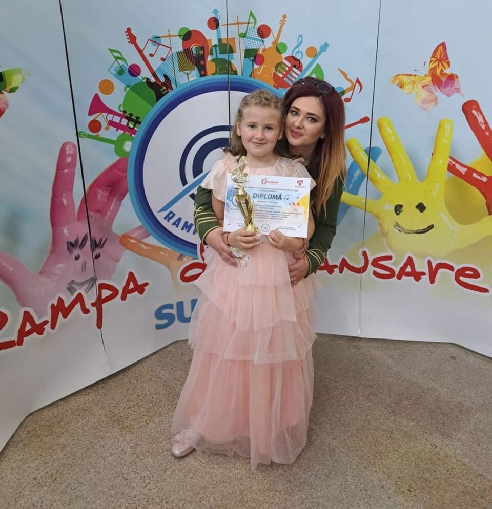 Antonia Cristina Crimuț Doroftei și coordonatoarea sa, Ioana-Diana Costeliuc