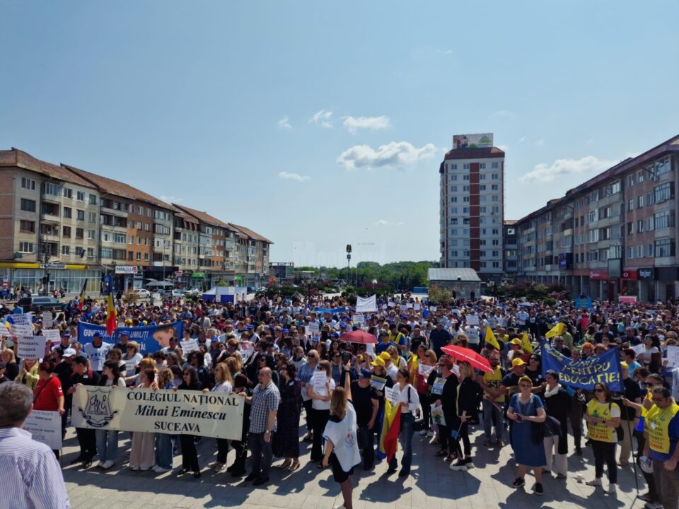 Circa 2.000 de profesori, în stradă, la Suceava. Protestatarii au pichetat sediile PSD și PNL