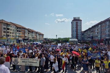 Circa 2.000 de profesori, în stradă, la Suceava. Protestatarii au pichetat sediile PSD și PNL