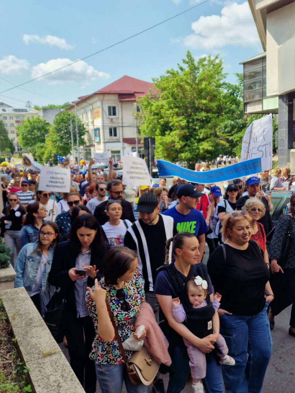 Circa 2.000 de profesori, în stradă, la Suceava. Protestatarii au pichetat sediile PSD și PNL