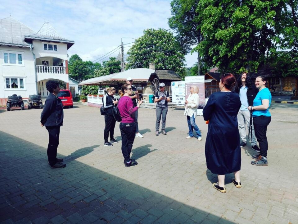 Interactiune turisti-realizatori proiect in cadrul derularii actiunii la Manastirea Humorului