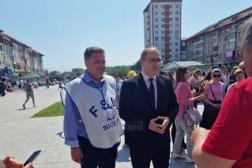 Prorectorul USV Mihai Dimian, alături de profesorii greviști