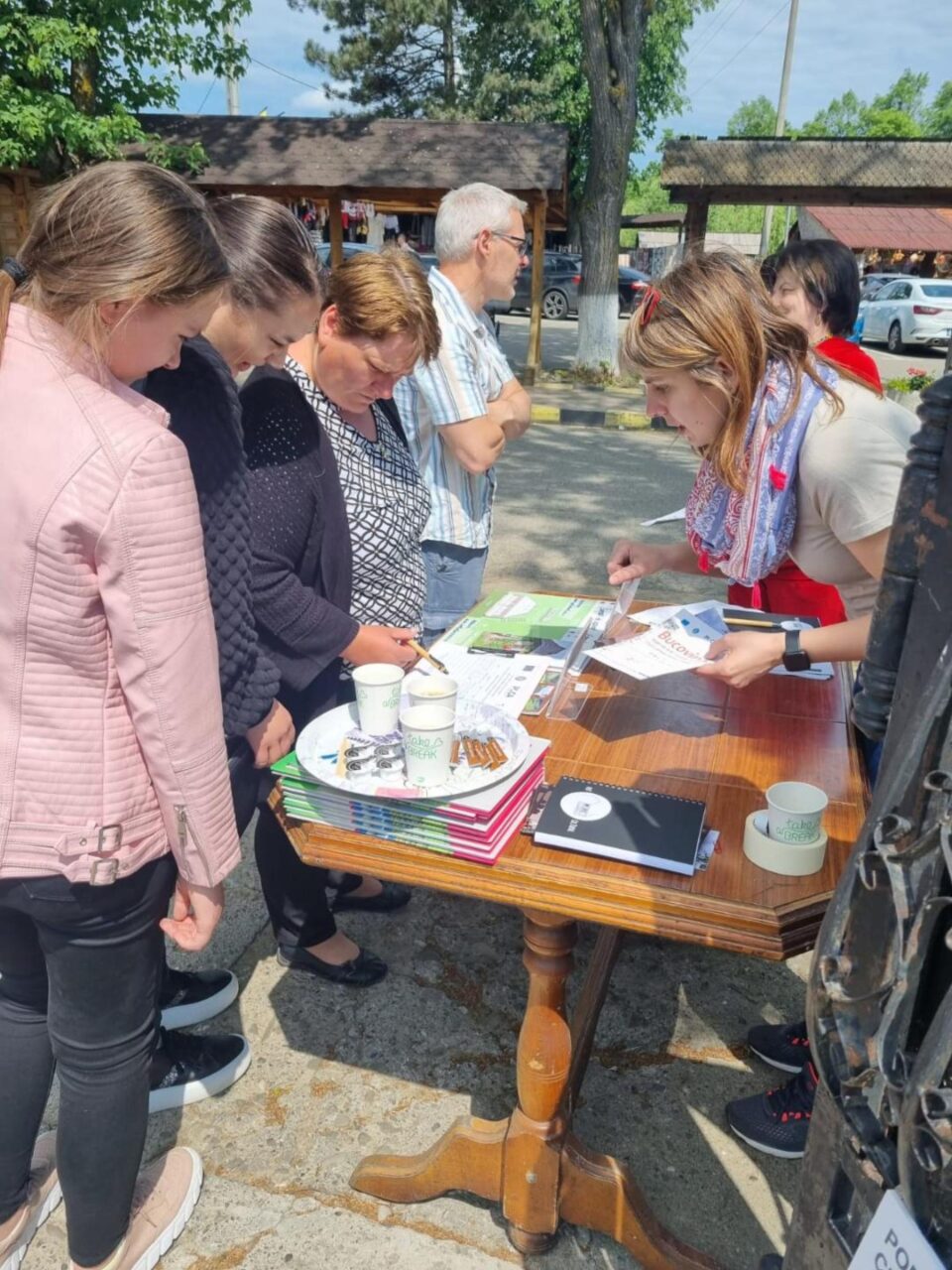 Interacțiune cu turiștii vizitatori la Mănăstirea Humorului