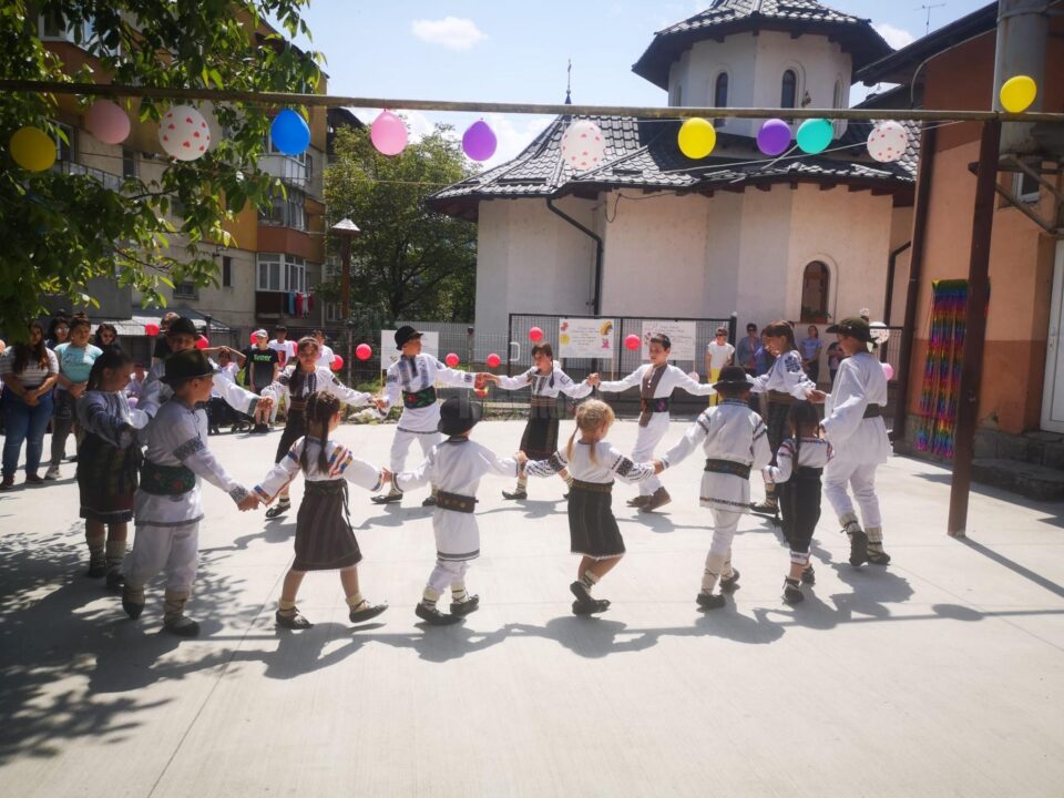 Spectacol și ateliere de creație, la Centrul de servicii multifuncționale pentru copilul aflat în dificultate Gura Humorului
