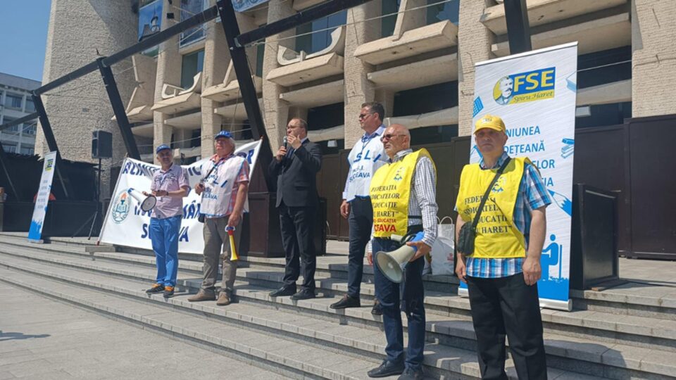 Prorectorul USV Mihai Dimian alături de profesorii greviști