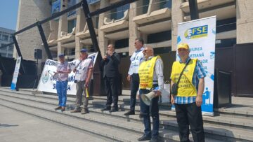 Prorectorul USV Mihai Dimian alături de profesorii greviști