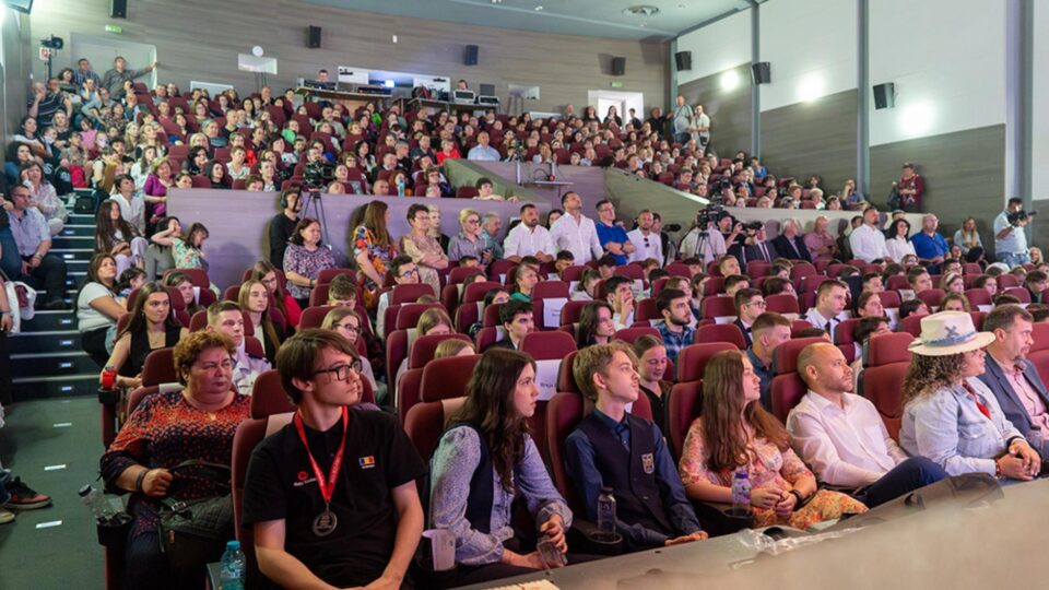 170 de olimpici și profesorii lor, aplaudați la scenă deschisă la evenimentul „Copiii pe primul loc”