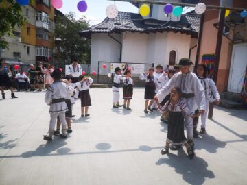 Spectacol și ateliere de creație, la Centrul de servicii multifuncționale pentru copilul aflat în dificultate Gura Humorului