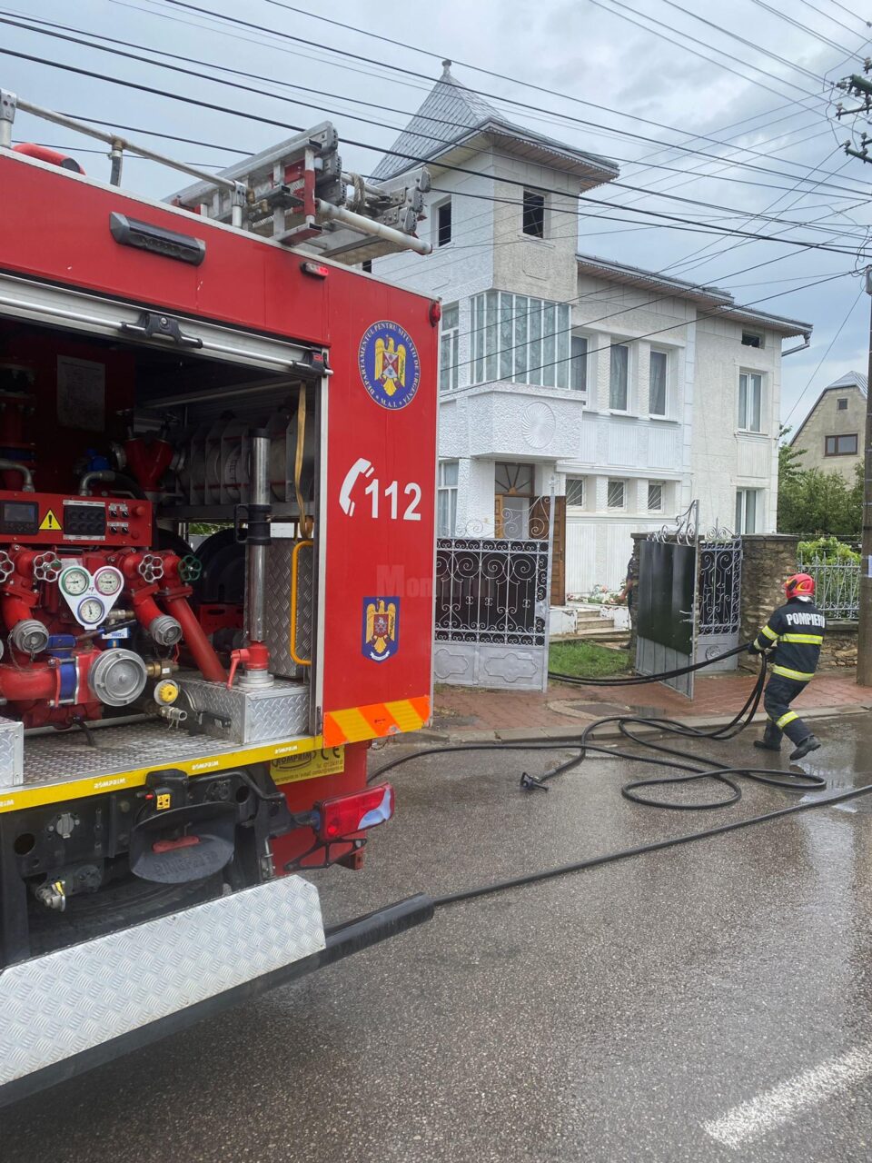 Pompierii militari de la Suceava au intervenit la fața locului cu două autospeciale cu apă