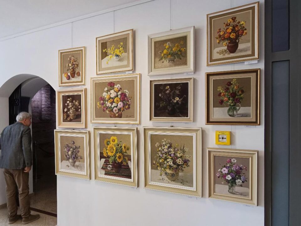 Tablouri cu flori purtând semnătura Ilenei Bardă