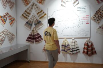 Peste 500 de țesături vechi sunt expuse la Muzeul Arta Lemnului din Câmpulung Moldovenesc