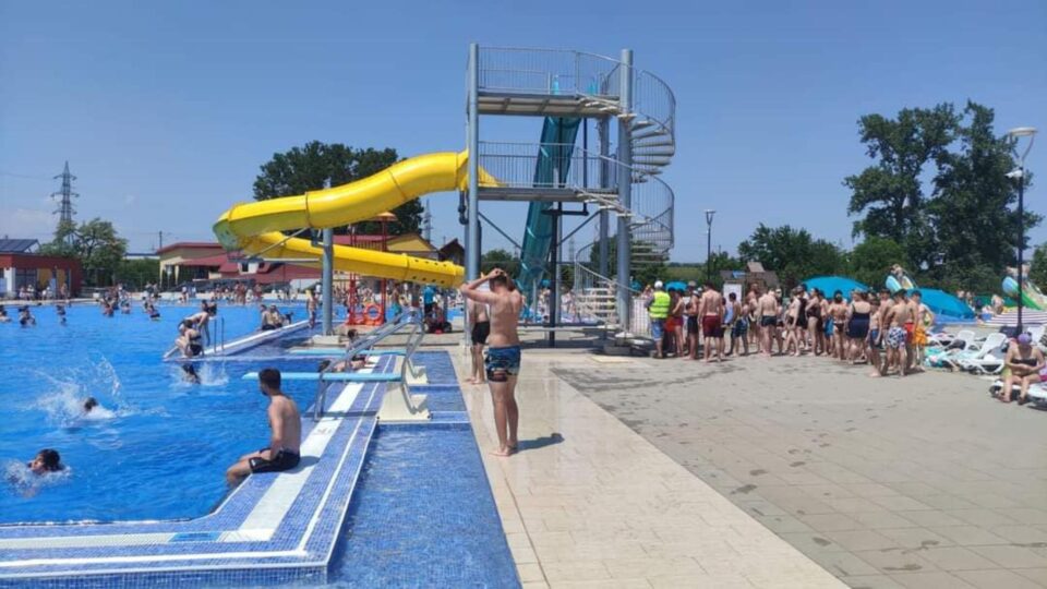 Ștrandul Sucevei, luat cu asalt de mii de suceveni, în primele zile de la deschidere