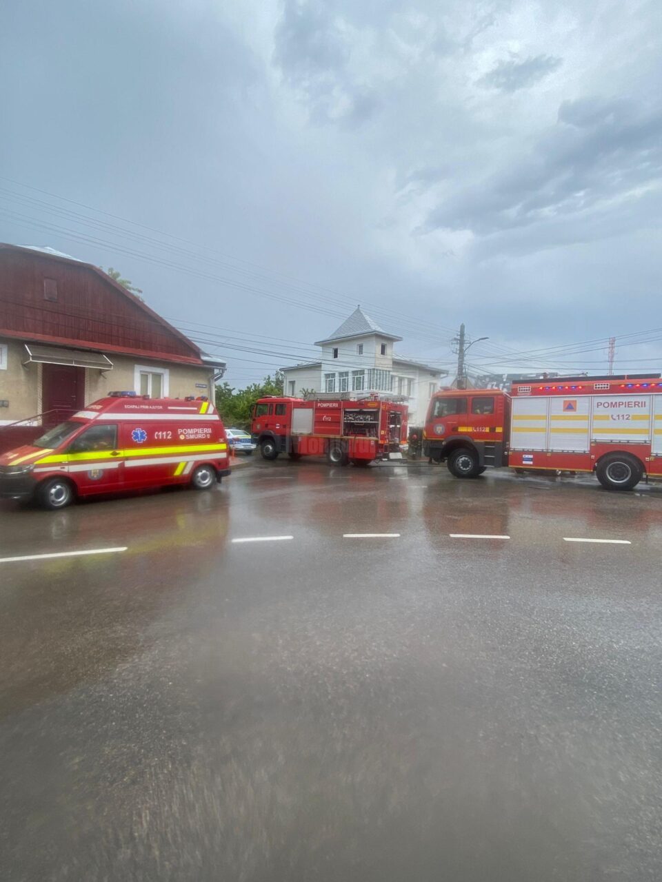 Pompierii militari de la Suceava au intervenit la fața locului cu două autospeciale cu apă