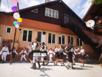 Spectacol și ateliere de creație, la Centrul de servicii multifuncționale pentru copilul aflat în dificultate Gura Humorului