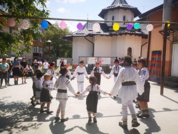 Spectacol și ateliere de creație, la Centrul de servicii multifuncționale pentru copilul aflat în dificultate Gura Humorului