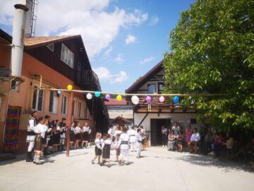Spectacol și ateliere de creație, la Centrul de servicii multifuncționale pentru copilul aflat în dificultate Gura Humorului