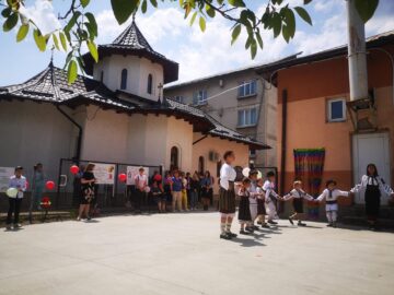 Spectacol și ateliere de creație, la Centrul de servicii multifuncționale pentru copilul aflat în dificultate Gura Humorului