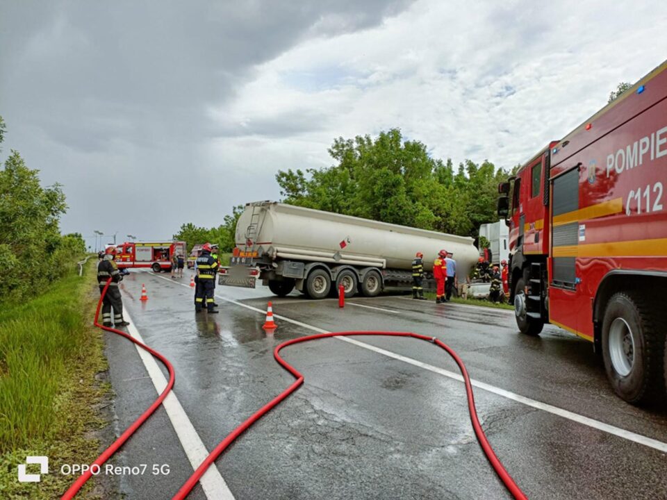 Autocisternă ieșită în decor pe E 85, în apropiere de Fălticeni