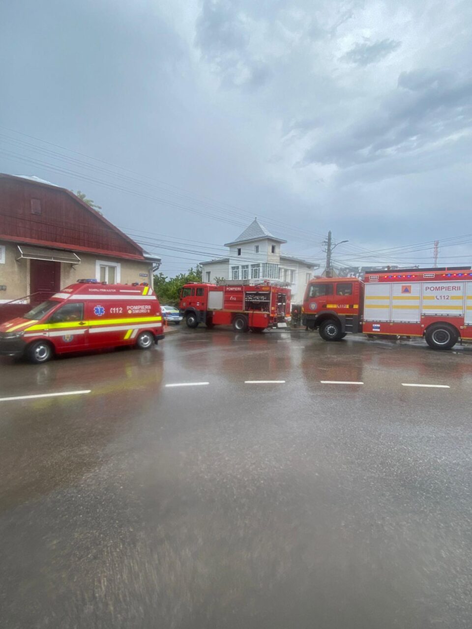 Pompierii militari de la Suceava au intervenit la fața locului cu două autospeciale cu apă Pompierii militari de la Suceava au intervenit la fața locului cu două autospeciale cu apă