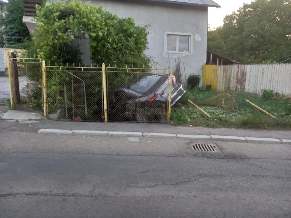 Un autoturism a trecut prin gardul unei case, pe Serpentine