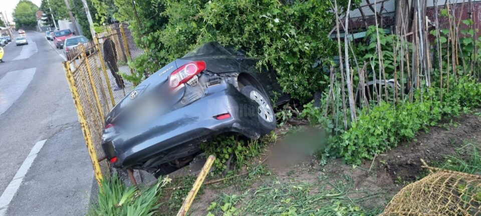 Un autoturism a trecut prin gardul unei case, pe Serpentine