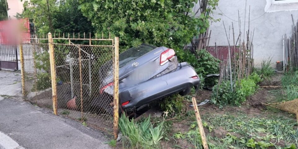 Un autoturism a trecut prin gardul unei case, pe Serpentine