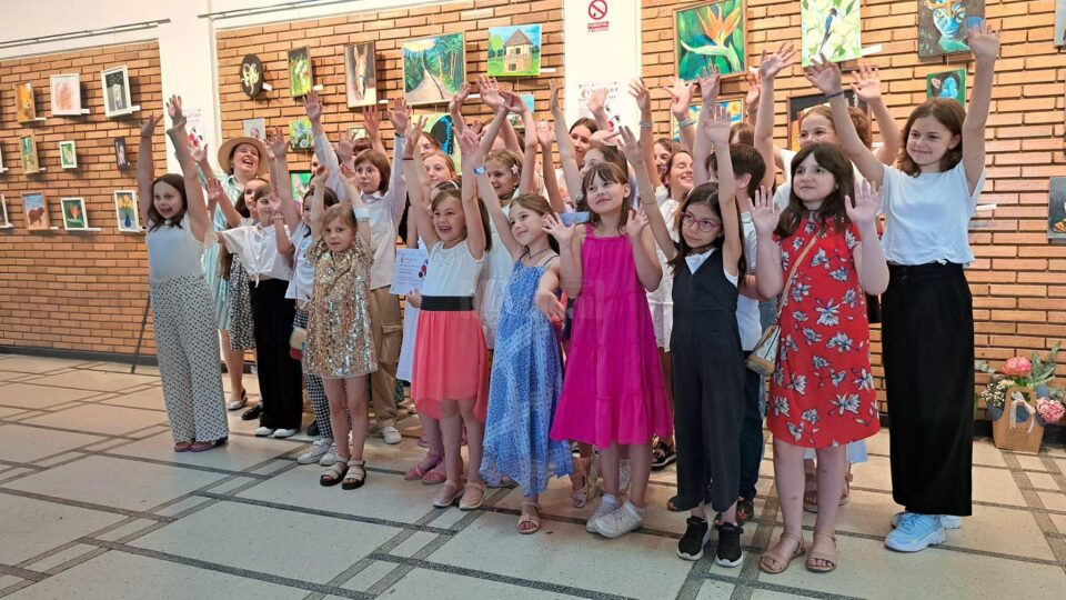 Zeci de copii și-au expus desenele la Galeria de Artă a USV, în cadrul acțiunii „Luna cireșelor”