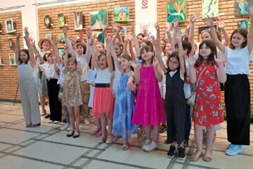 Zeci de copii și-au expus desenele la Galeria de Artă a USV, în cadrul acțiunii „Luna cireșelor”