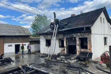 Casa afectată de incendiu