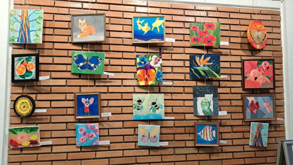Zeci de copii și-au expus desenele la Galeria de Artă a USV, în cadrul acțiunii „Luna cireșelor”