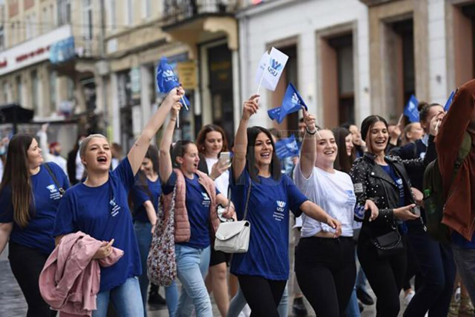 Marșul absolvenților la USV - imagine de arhivă