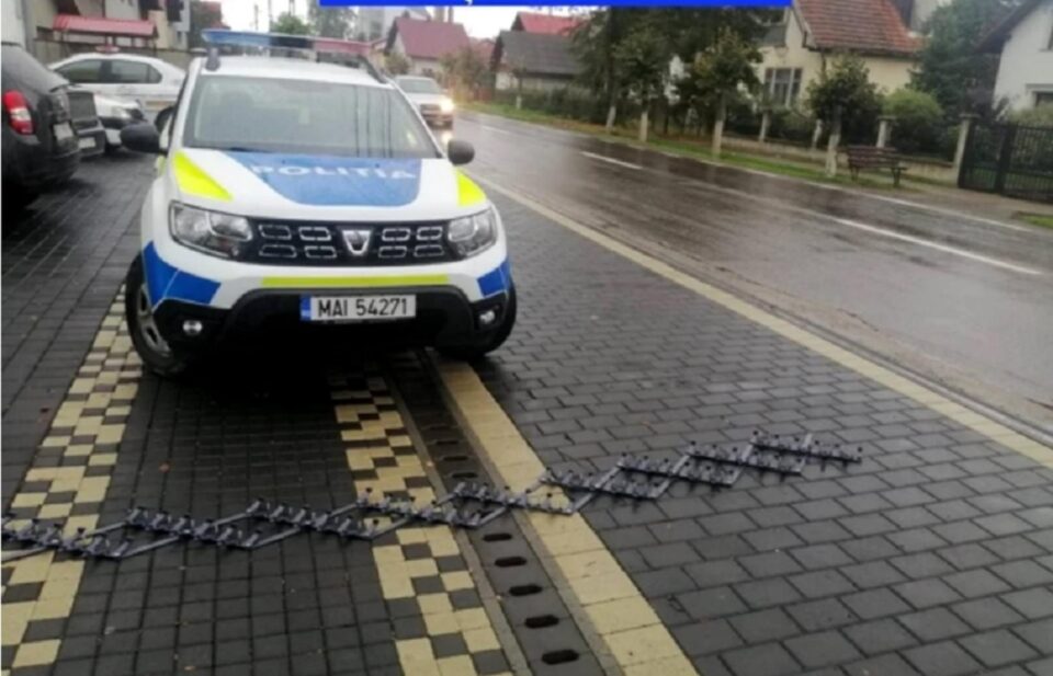 Dispozitivul ”Spike”, bandă de cuie care distruge pneurile mașinii FOTO Adevarul.ro