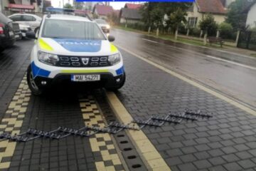 Dispozitivul ”Spike”, bandă de cuie care distruge pneurile mașinii FOTO Adevarul.ro