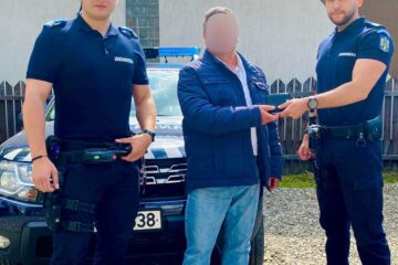 Un bărbat și-a pierdut portofelul în timp ce făcea poze, dar și l-a recuperat de la jandarmi