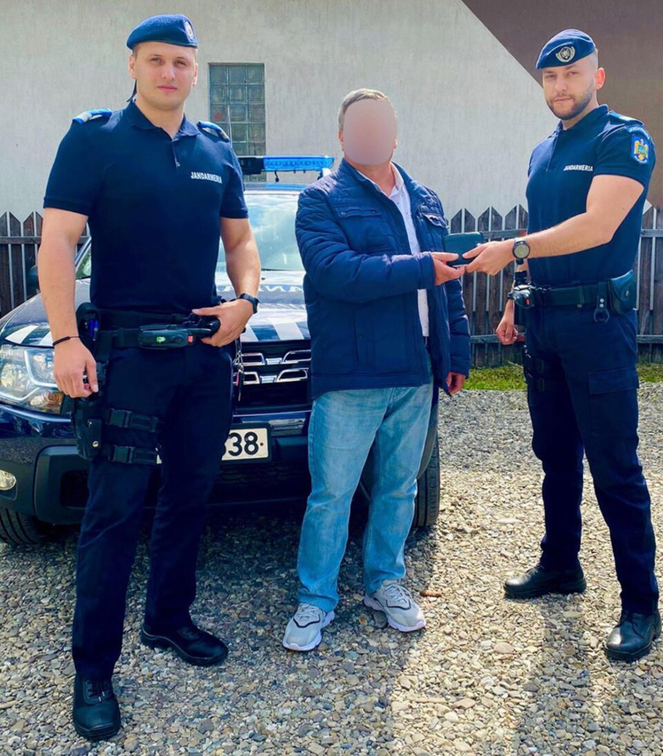 Un bărbat și-a pierdut portofelul în timp ce făcea poze, dar și l-a recuperat de la jandarmi Un bărbat și-a pierdut portofelul în timp ce făcea poze, dar și l-a recuperat de la jandarmi