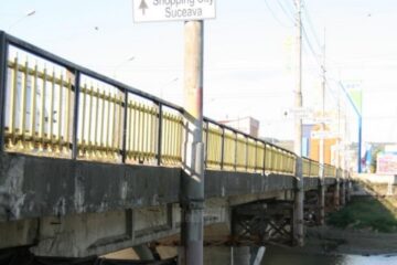 Un tânăr de 18 ani, beat turtă, ar fi vrut să se arunce de pe pod în râul Suceava