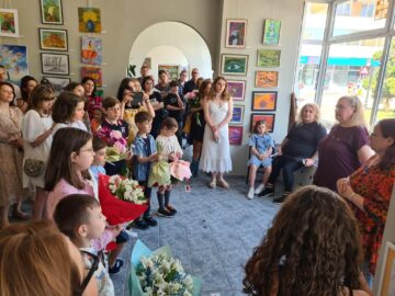 „Micii Picasso” au expus la Galeria de Artă „Ion Irimescu” Suceava