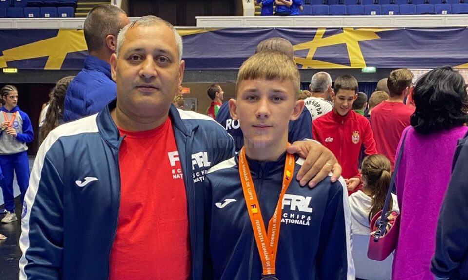 Antrenorul Florin Rusu alaturi de sportivul Alexandru Lungu, învingător la Wrestling Challenge