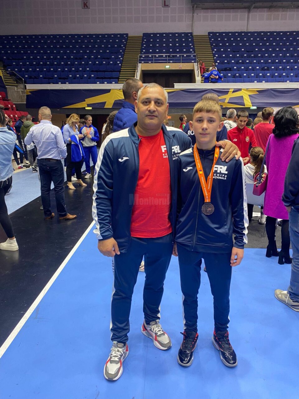 Antrenorul Florin Rusu alaturi de sportivul Alexandru Lungu, învingător la Wrestling Challenge