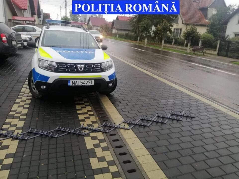 Echipajul a utilizat dispozitivul ”Spike”, acea bandă de cuie care distruge pneurile mașinii Echipajul a utilizat dispozitivul ”Spike”, acea bandă de cuie care distruge pneurile mașinii
