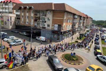 „Nu cedăm!” Peste 3.000 de profesori au protestat, marți, printr-un „Marș al tăcerii”, într-o coloană de 1 kilometru