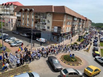 Peste 3.000 de profesori au protestat, marți, printr-un „Marș al tăcerii”