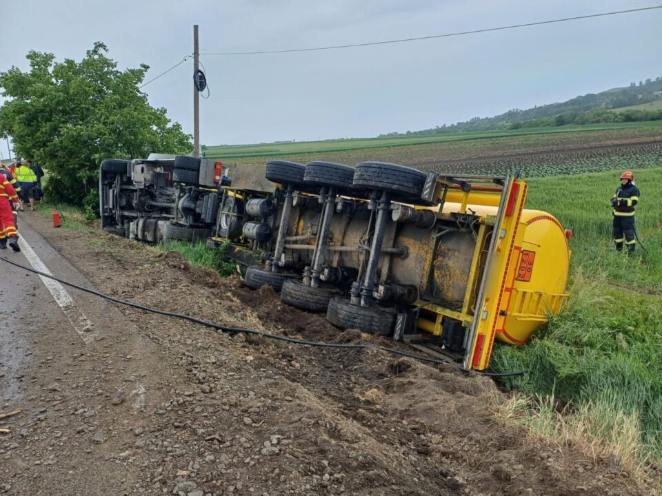 Autocisterna răsturnată