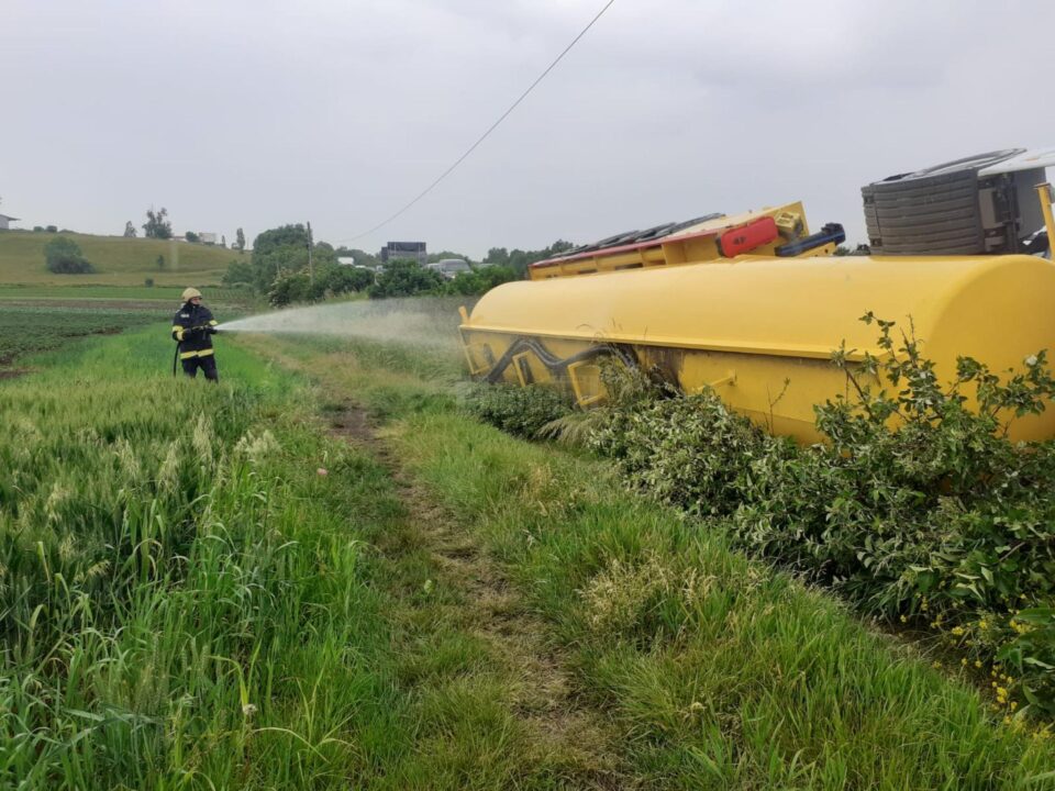 Autocisterna răsturnată