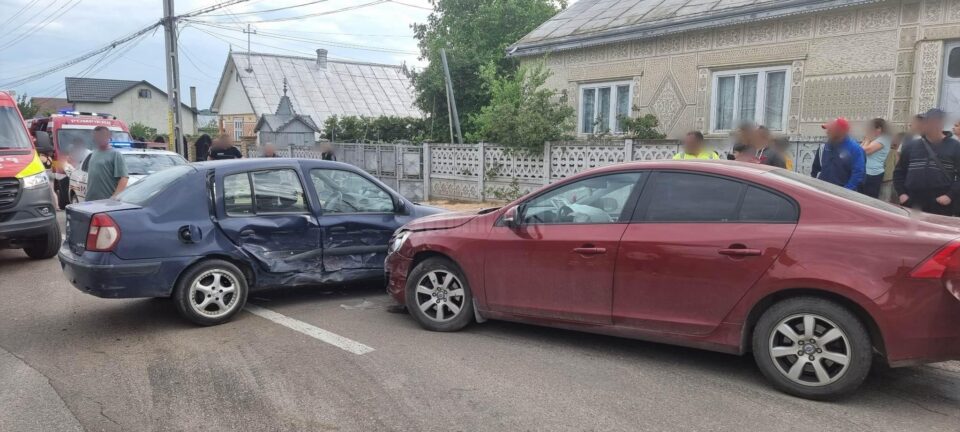 Două femei la spital, după ciocnirea a două mașini, la Pătrăuți